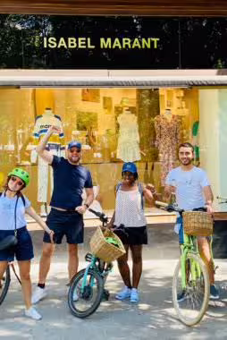 Nos consultants COD4IS à Barcelone devant la boutique Isabel Marant en séminaire en juillet 2022